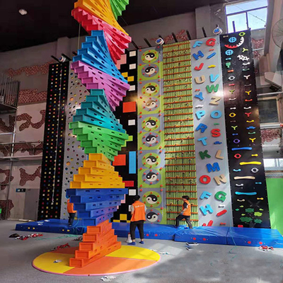 جدار تسلق الصخور البلاستيكية البلاستيكية متعدد الألوان لمركز اللعب الداخلي